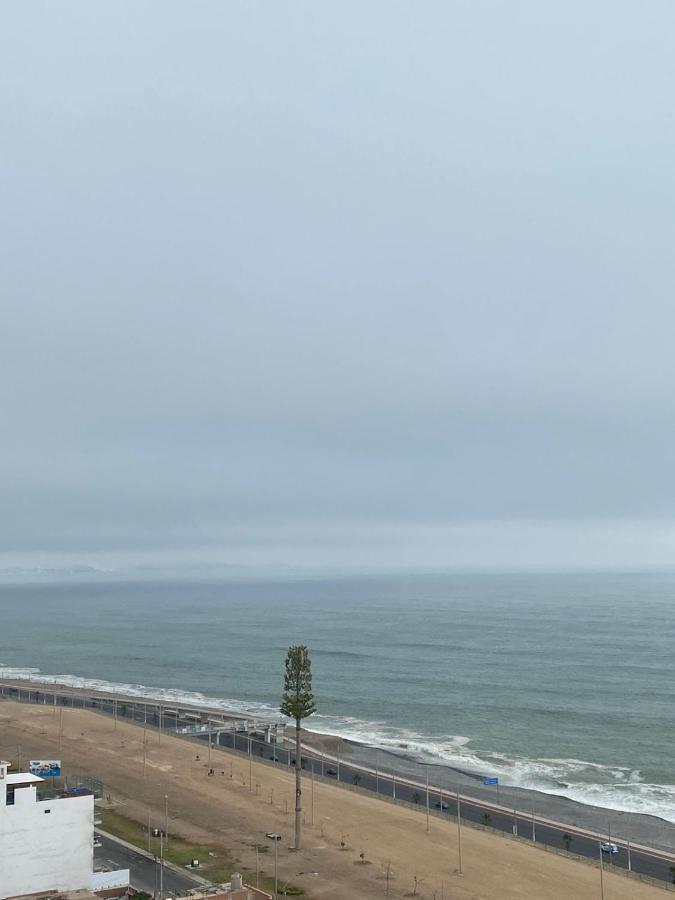 Homestay Comfortable Spacious With Private Bath And Terrace Overlooking The Ocean Close To The Airport Inside A Duplex Lima