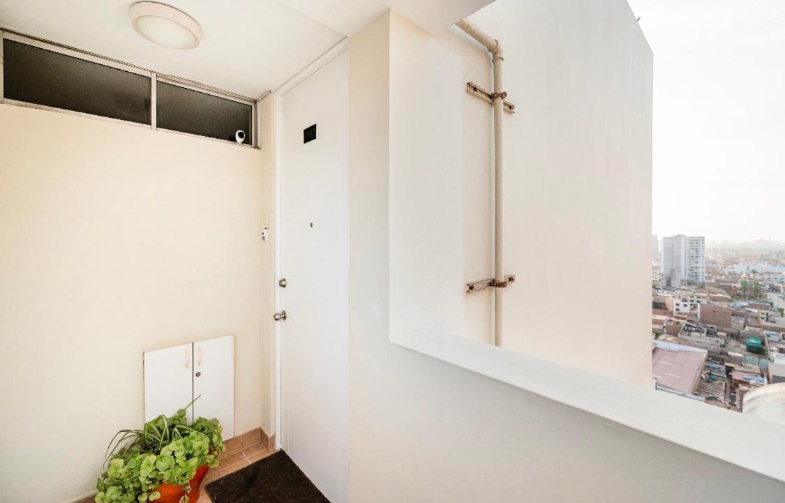 Comfortable Spacious With Private Bath And Terrace Overlooking The Ocean Close To The Airport Inside A Duplex Homestay *