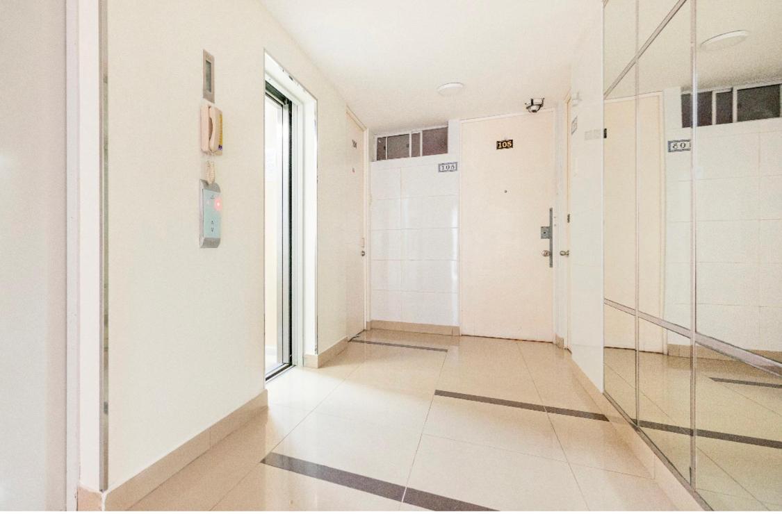 Comfortable Spacious With Private Bath And Terrace Overlooking The Ocean Close To The Airport Inside A Duplex *